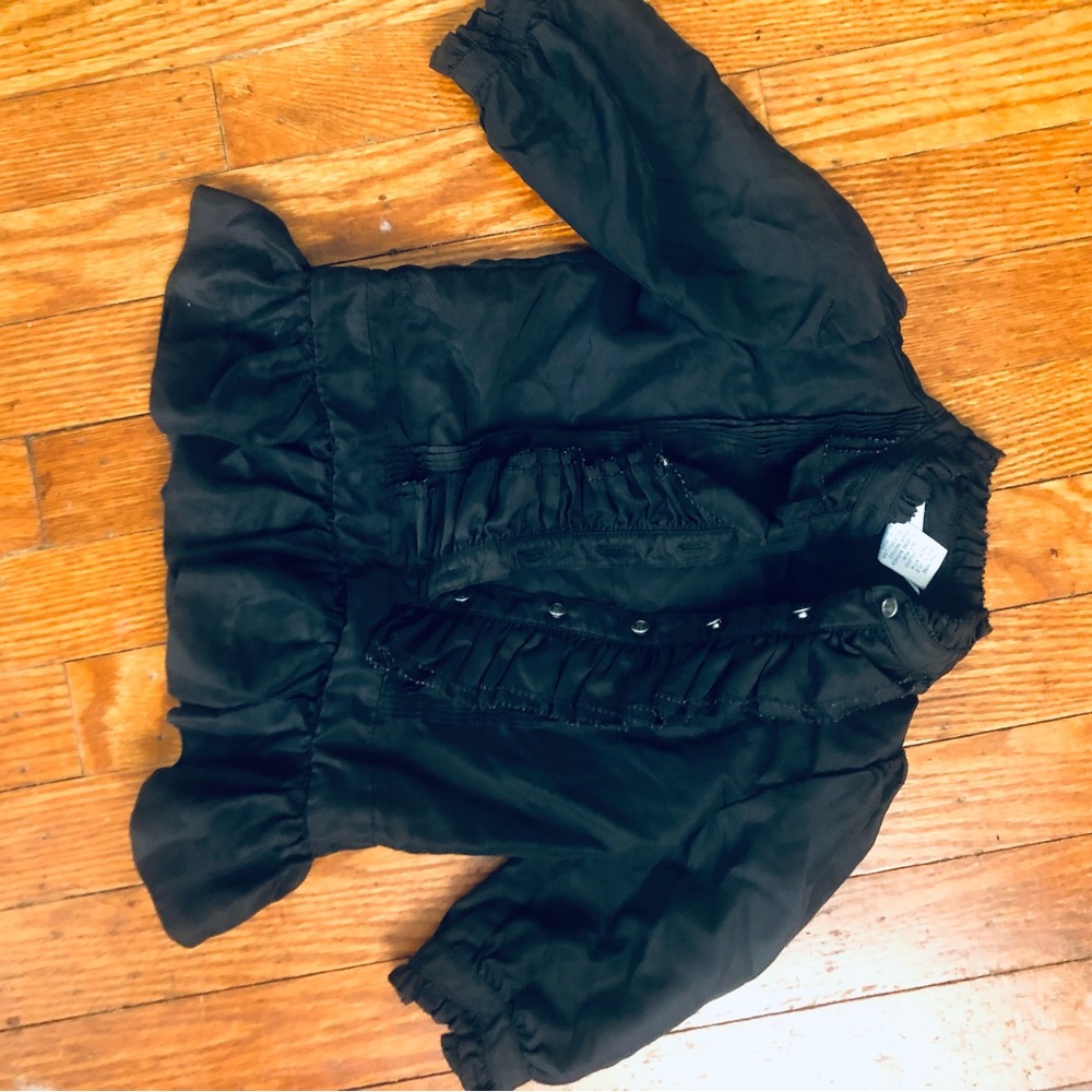 This is a size 6 - 9 months not new. But in very good condition.